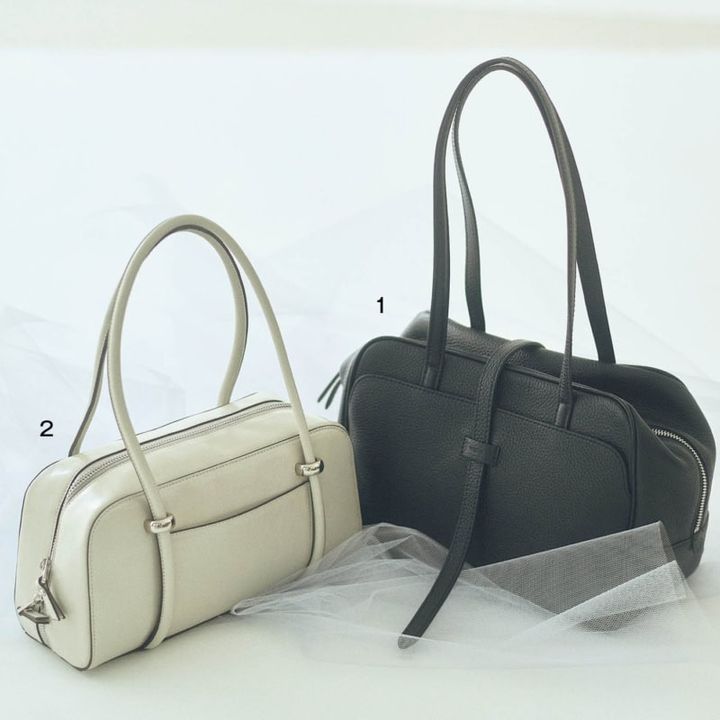 1. ソフトなレザーでカジュアル派にぴったり。マチが広くてざくざく入る。バッグ［Ｈ19×Ｗ29×Ｄ15］¥55,000(ヴァジック／ヴァジックジャパン) 2. クラシカルな横長形が今っぽい。見た目以上の収納力があり、ジッパーが大きく開き出し入れもスムーズ。バッグ［Ｈ14×Ｗ28×Ｄ10］¥14,300(アルテミス by ダイアナ／アルテミス by ダイアナ アーバンドック ららぽーと 豊洲店)