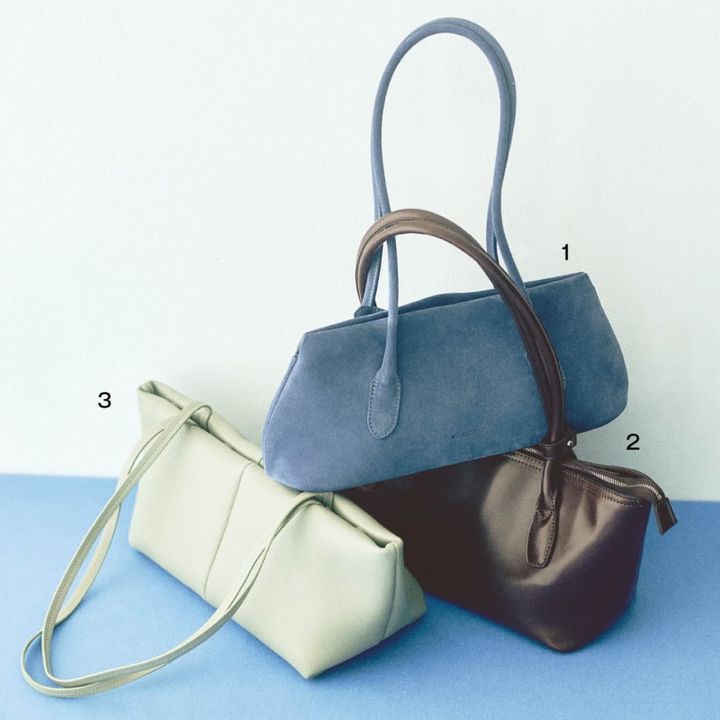 1. 春色とも相性のいいブルーのスウェード。厚みのないすっきりした形で肩掛けしてもきれいに収まる。バッグ[Ｈ14×Ｗ33×Ｄ9]¥93,500(マエストソ)、2. 艶やかで上品なブラウンがトレンド感たっぷり。クリーンな台形ボディで収納力があり、開口部がジッパー式で使い勝手のよさも上々。バッグ[H16×W39×D12]¥23,100(アンドミューク／ともにアマン) 3. きれいな色や華やかな柄の服にもなじみやすいクリーム色。上質なレザーが作る丸みのあるシェイプと、センターの切り替えがモダンなアクセントになってくれる。バッグ[H14×W37×D14]¥96,800(メイデン／ギャルリー・ヴィー 丸の内店)