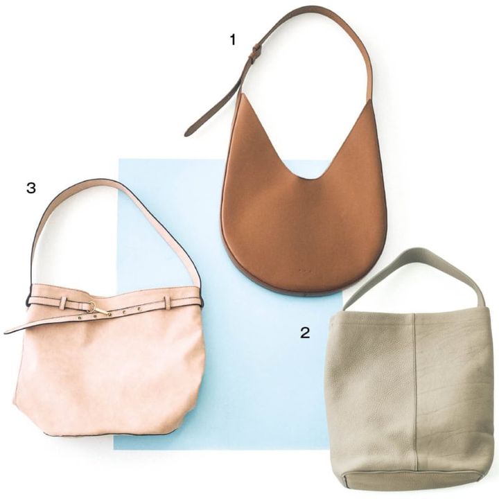 1. ミニマルなラウンドシェイプがスタイリッシュ。脇があたりやすい開口部がカットされているので、肩掛けした時の収まりがいい。バッグ［H25×W34×D3］¥143,000(エスターエクメ／トゥモローランド) 2. 物がすっきり収まるスクエアの底。丸みのある形と太めのショルダーがラフな味わいをただよわせる。バッグ［H37×W33×D12］¥38,500(イッチ／イチギャラリー) 3. 春らしくて落ち着きのあるピンクが大人にフィット。柔らかな素材でくしゅっとやさしい表情を楽しめる。バッグ［H31×W34.5×D19.5］¥7,480(カランシエル／シップス インフォメーションセンター)