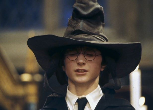 映画『ハリー・ポッターと賢者の石』より、組分け帽子をかぶるハリー 
