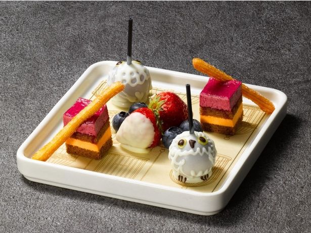 上段にはミニヘドウィグケーキやワンドチュロス、カシスオランジェットケーキなどが並ぶ