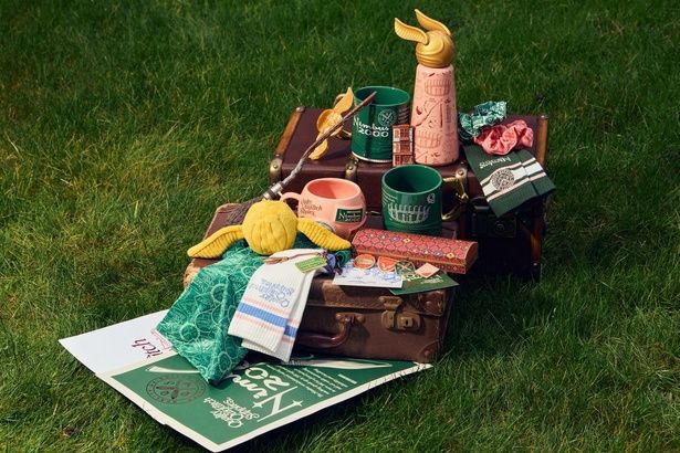 「クィディッチコレクション」の雑貨＆小物アイテム。マグカップやタンブラー、ソックス、エコバッグなど全18アイテムが展開されている