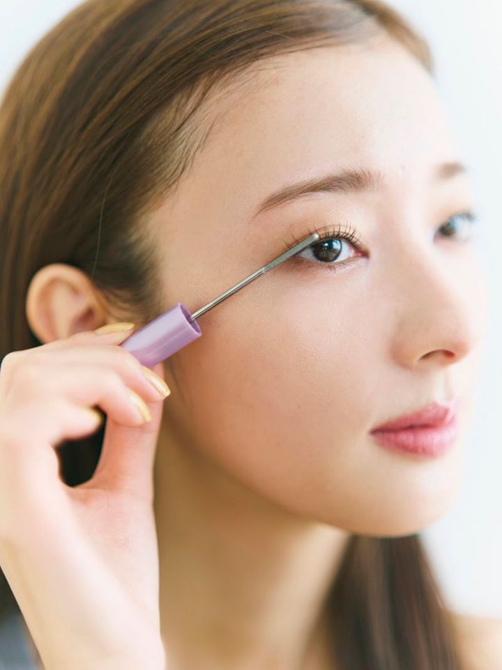 Q. 涙でマスカラが落ちる！ A. 透明マスカラでサンドする