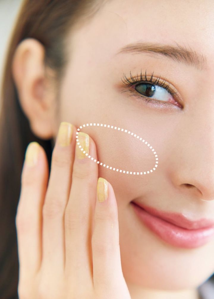 Q. 目元も頰も乾燥気味。パーツメイクはどうする？ A. リキッドチークでしっとり