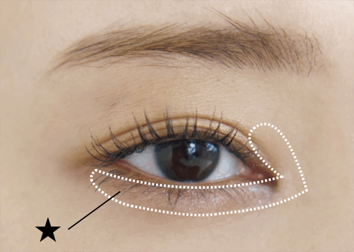 Q. 目元も頰も乾燥気味。パーツメイクはどうする？ A. ラメシャドウを部分置き