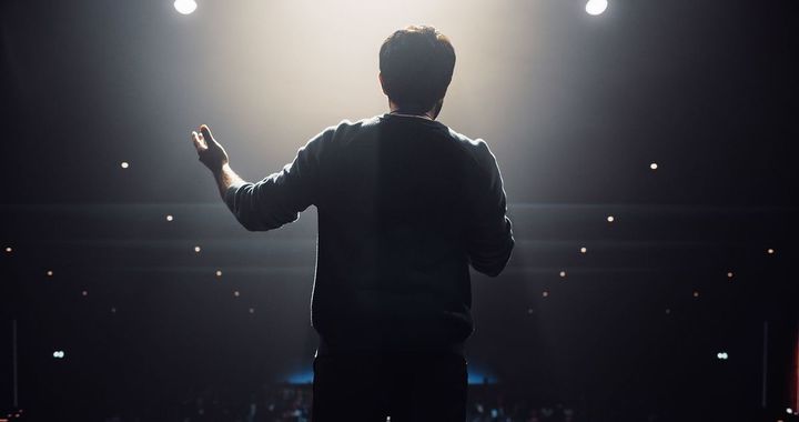 聴衆を歓迎するスピーカー