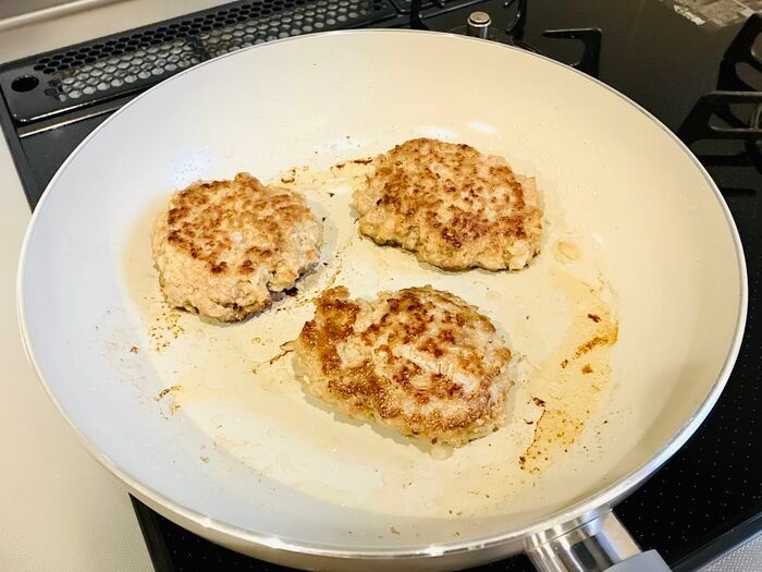 【キャンドゥ】ハンバーグ作りに大革命！時短調理アイテム登場♡「恐ろしいほどに簡単」「これ1枚で全て完結しちゃった」