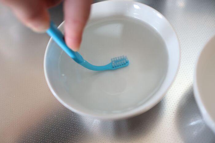 歯ブラシを“ぐにゃん”と曲げる方法！そのまま捨てるの待って。お掃除グッズとして活用♪