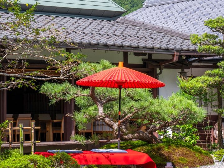 京都市左京区ののどかな山里に位置する「大原温泉」は、2004年に開湯した比較的新しい温泉地です。刺激が少なく肌に優しい「美肌の湯」が特徴。四季折々の風情を感じながら心身を癒やせる憩いの場として人気を博しています。