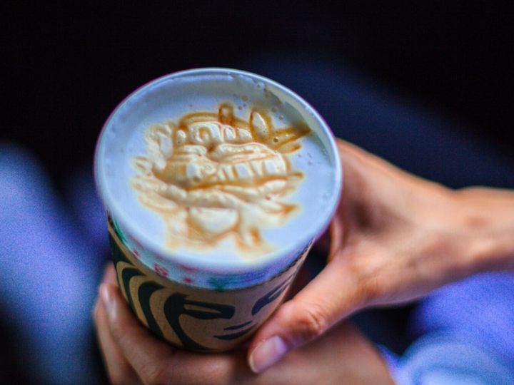 スターバックス コーヒー公式Xは4月15日に投稿を更新。17日よりキャラメル マキアートがリニューアルして登場することを発表し、話題を集めています。（サムネイル画像出典：PIXTAより）