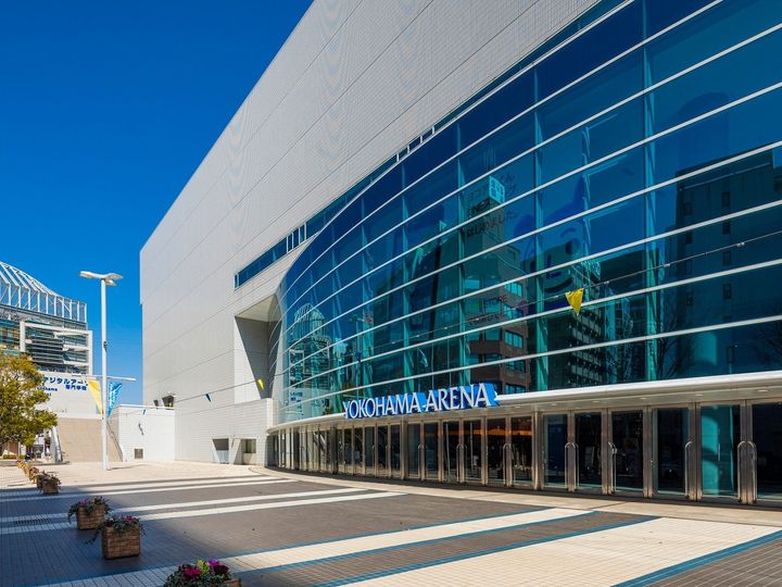 大きなイベントがある日のホテル選びは時間との勝負。終演後の入場規制を回避して徒歩で帰れる最短ホテルから、宿泊費を抑えるコスパ宿、満室時の穴場ホテルまで、「横浜アリーナ」周辺の宿泊施設を紹介します。（画像出典：PIXTA）
