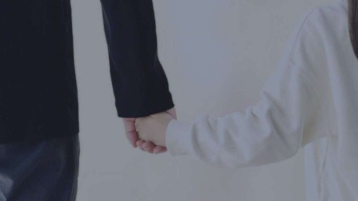 手を繋いでくれた人へ（画像はphotoAC）