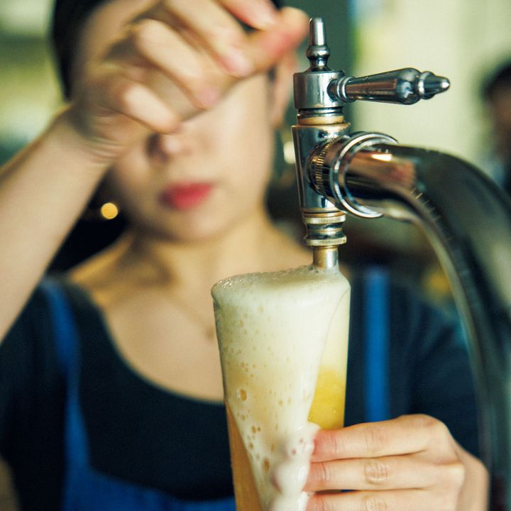 スイングカランでビールを注ぐ様子