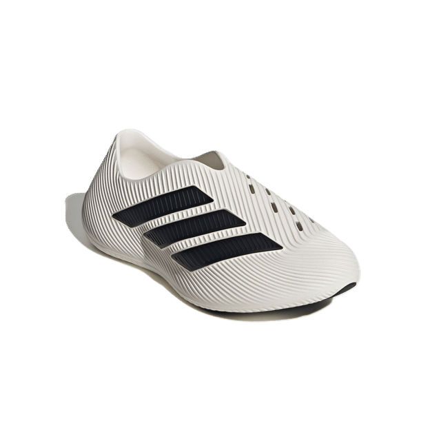 ラインナップは、スリッポンタイプの「PURECHILL」と、サンダルタイプの「PURECHILL SLIDE」の2型。スポーツをルーツにしながら、毎日の動きに寄り添うモデルとなっている。