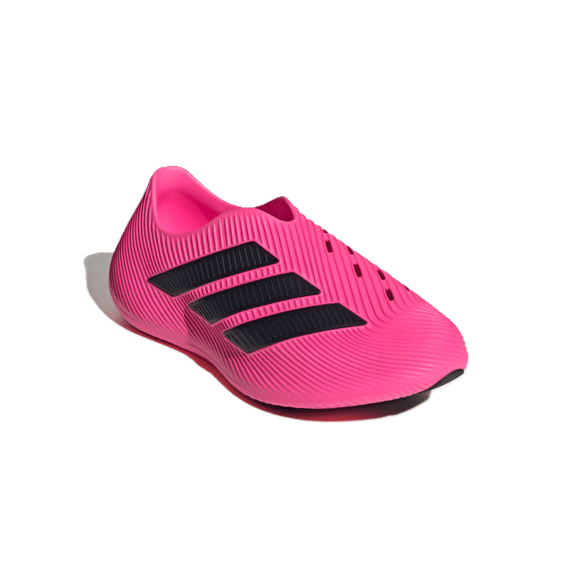 軽さも魅力のひとつ。27.5cm片足でPURECHILLは約375g、PURECHILL SLIDEは約250gとなっており、シームレスアッパーとソフトなクッショニングとあわせて、ワークアウト後の足を心地よく解放してくれる。