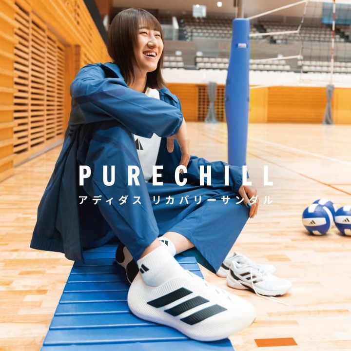 大胆なシルエットがアフターシーンにスポーティさをプラスし、柔らかく立体的なアッパーが快適な履き心地を実現。軽量フォームがクールダウン時の一歩一歩をやさしく支え、一日のさまざまな場面でリカバリーをサポートしてくれる。