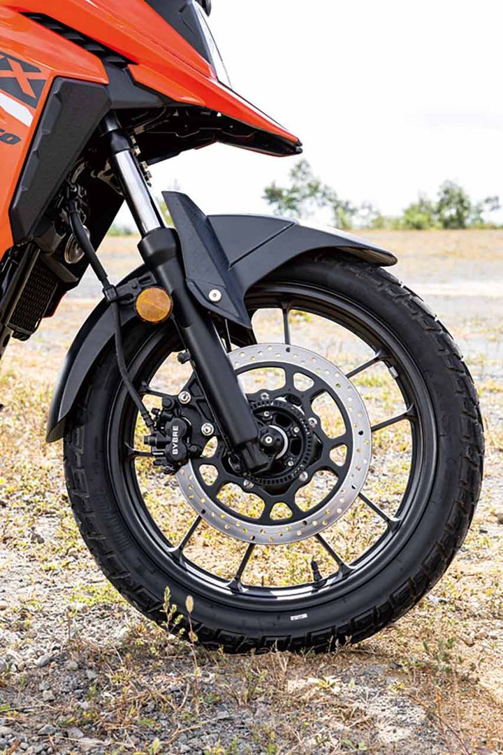 フロント19インチ、リア17インチのホイールサイズを採用。専用ブロックパターンタイヤとの組み合わせで、フラットダートとの相性は上々だ