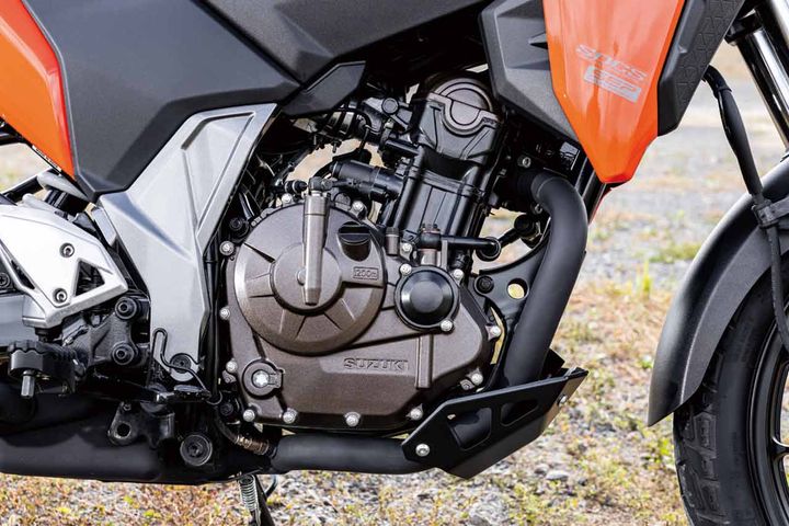 シリーズ唯一の油冷SOHC単気筒エンジンを搭載。低中速域のトルクが太く、滑りやすいダートでも唐突さのないパワー特性が扱いやすい