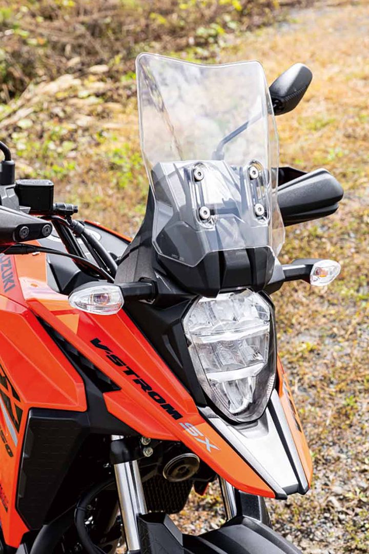 シリーズ共通のクチバシカウルが特徴。ナックルガードやウインドスクリーンは標準装備。転倒リスクのあるダート走行を前提にした実用的な仕様だ