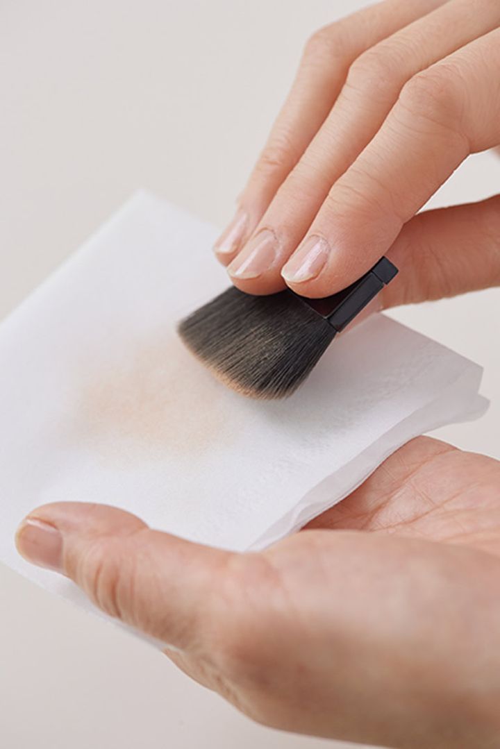 ブラシ（軽くつけるとき）やパフ（しっかりつけるとき）に取ってすぐ肌にのせると、つけ過ぎの元。必ずティッシュ上でなじませてから。