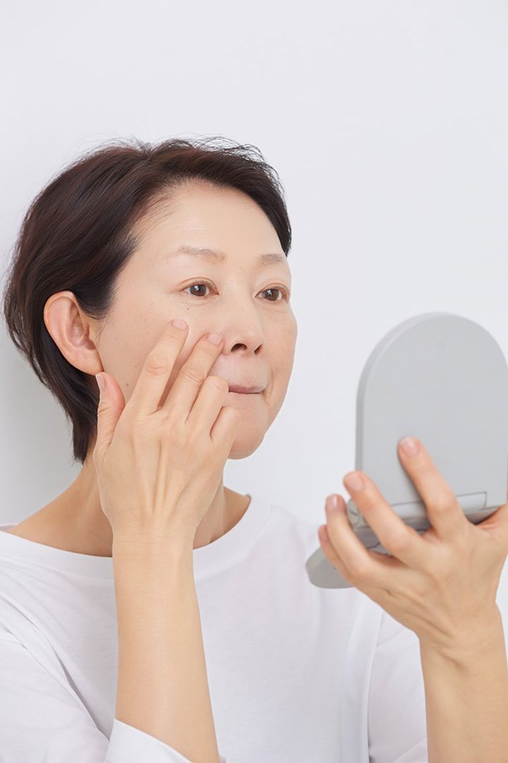 小鼻まわりもきちんと塗れているかチェック。たまりやヨレがあったら、スポンジでならしましょう。