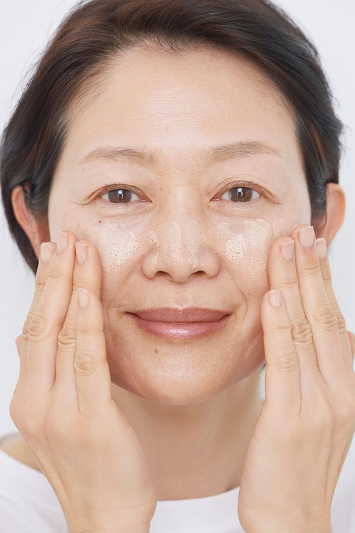 「目の下から小鼻の横までの“そばかすゾーン”は、シミやくすみの目立つ部分。下地、ファンデとも、最初にこのパーツから塗って、きれいに仕上げるよう心がけるだけで、顔全体の印象が違ってきます」