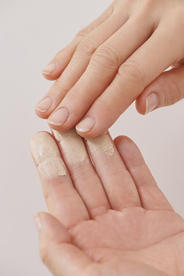 適量（小豆粒大）を指で練ってつけると肌なじみがよくなります。両手の3本の指の第二関節にまで広げ 、タッピングしつつ薄く重ねて。