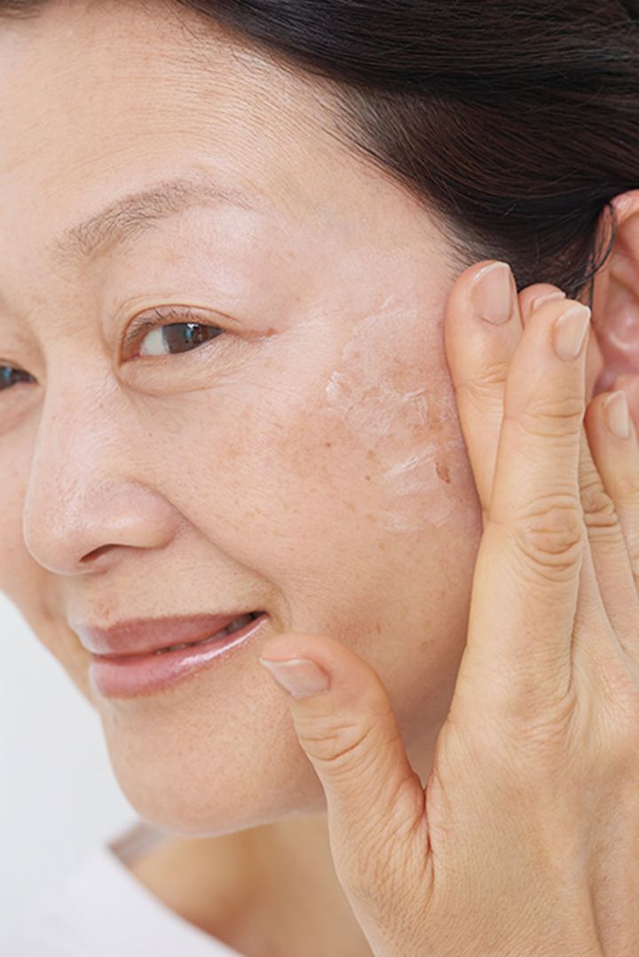 適量（パール粒大）を中指の第一関節の長さに出し、指3本の面に伸ばして肌に塗ります。シミが出やすい輪郭部分までしっかり。