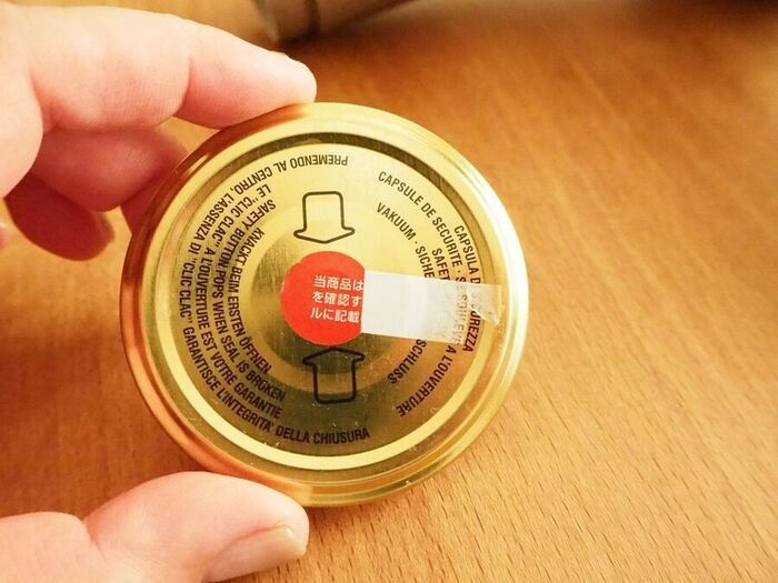 瓶のラベルを一発でスルッと剥がせる裏ワザ。気持ちいいくらい簡単です♪