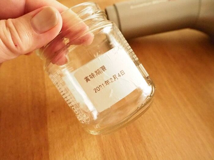 瓶のラベルを一発でスルッと剥がせる裏ワザ。気持ちいいくらい簡単です♪