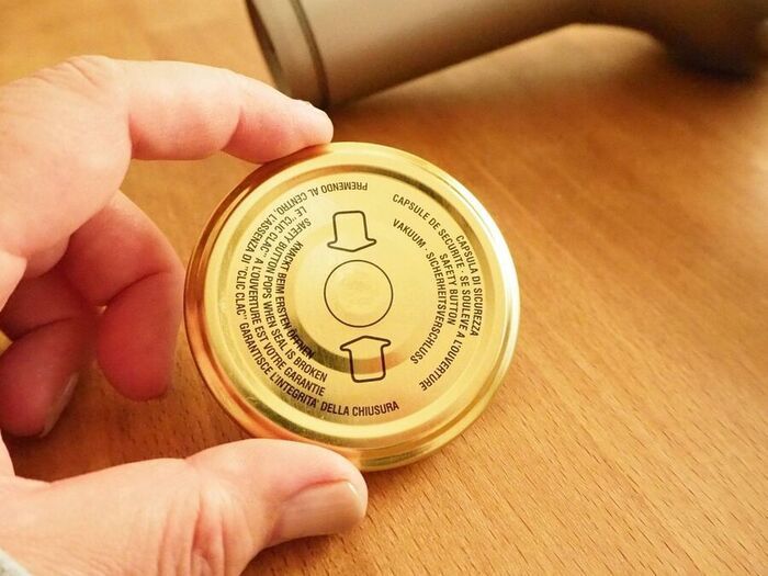 瓶のラベルを一発でスルッと剥がせる裏ワザ。気持ちいいくらい簡単です♪