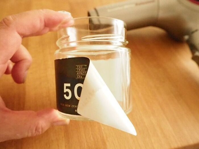 瓶のラベルを一発でスルッと剥がせる裏ワザ。気持ちいいくらい簡単です♪