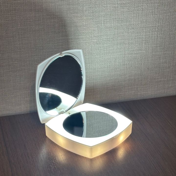 まるで魔法少女！？【セリア】見つけたら即買い必至のLEDミラーが優秀すぎる