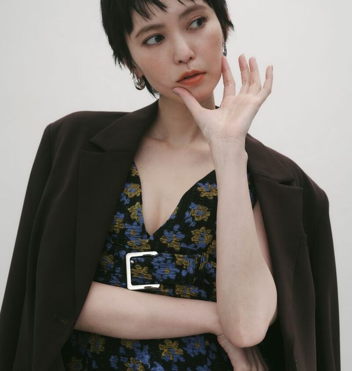 モードなシルエットと大人カラーがマッチ