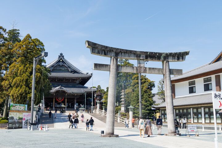 日本三大稲荷の一つ、愛知県の「豊川稲荷（豊川閣妙厳寺）」へ。境内や授与品にも、きつねがいっぱい♪