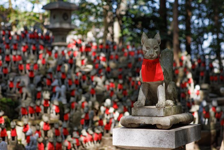 日本三大稲荷の一つ、愛知県の「豊川稲荷（豊川閣妙厳寺）」へ。境内や授与品にも、きつねがいっぱい♪