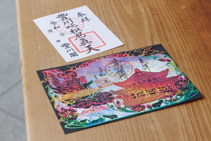 日本三大稲荷の一つ、愛知県の「豊川稲荷（豊川閣妙厳寺）」へ。境内や授与品にも、きつねがいっぱい♪