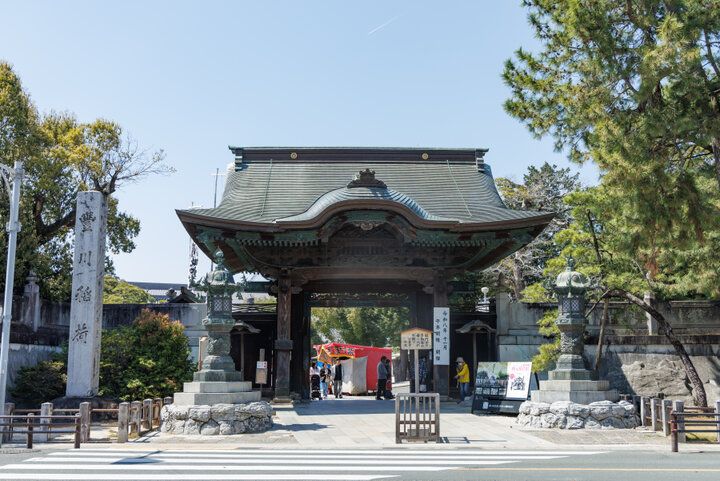 日本三大稲荷の一つ、愛知県の「豊川稲荷（豊川閣妙厳寺）」へ。境内や授与品にも、きつねがいっぱい♪