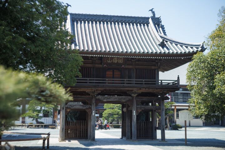 日本三大稲荷の一つ、愛知県の「豊川稲荷（豊川閣妙厳寺）」へ。境内や授与品にも、きつねがいっぱい♪