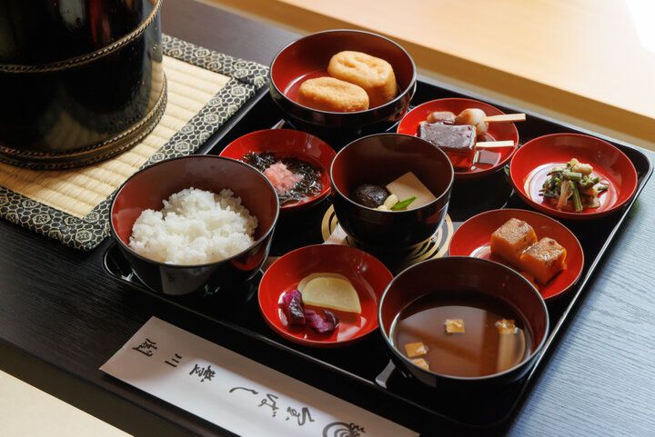 日本三大稲荷の一つ、愛知県の「豊川稲荷（豊川閣妙厳寺）」へ。境内や授与品にも、きつねがいっぱい♪