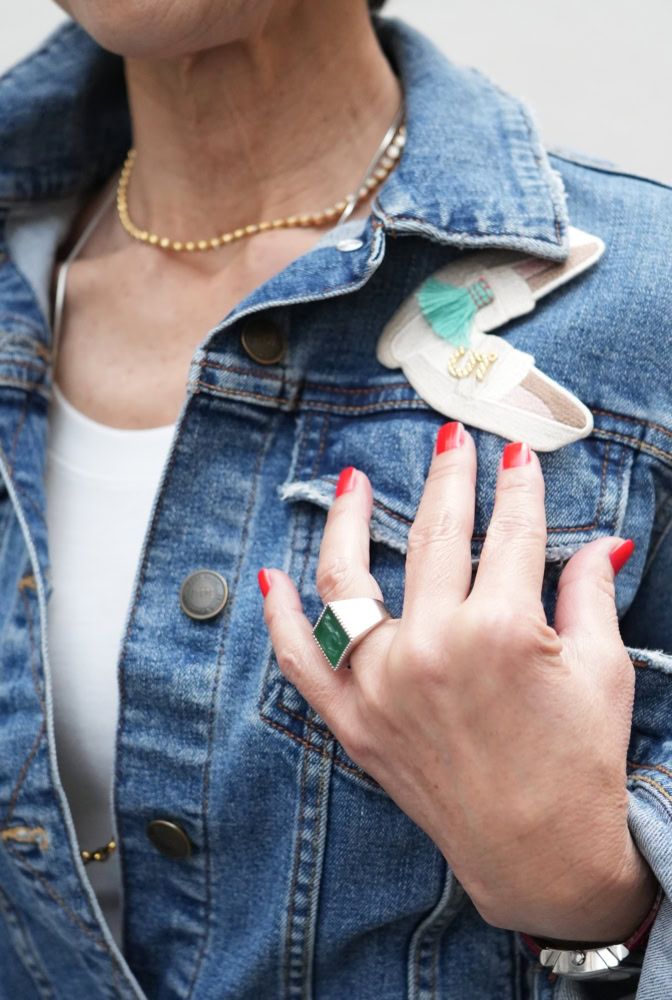 福岡のセレクトショップで見つけて購入したシューズをモチーフにしたブローチ