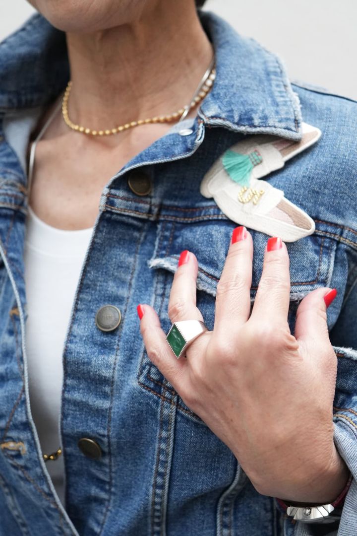 福岡のセレクトショップで見つけて購入したシューズをモチーフにしたブローチ