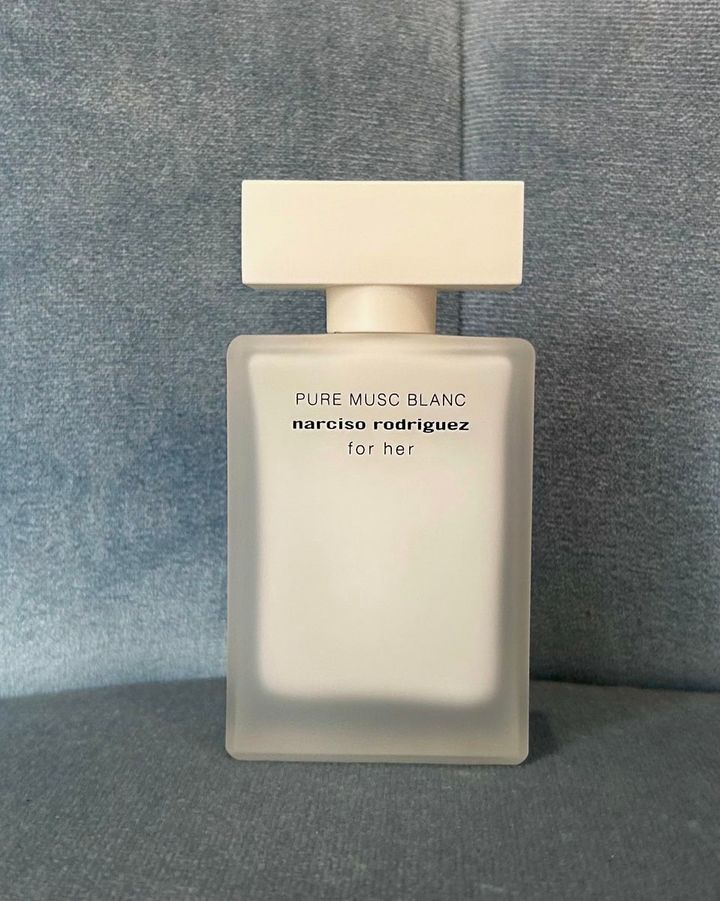 NARCISO RODRIGUEZのフレグランス「フォーハー」。清潔感抜群のリネンムスクが夏にぴったりな香水。
