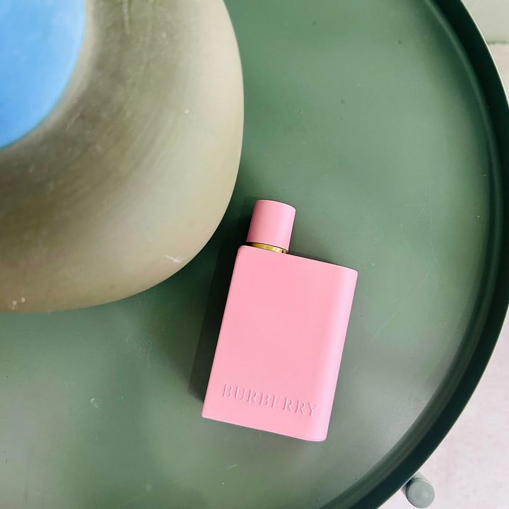 バーバリー ビューティのフレグランス、「バーバリー ハー パルファム 」。ピンクのボトルが目を引く、グルマン系香水。