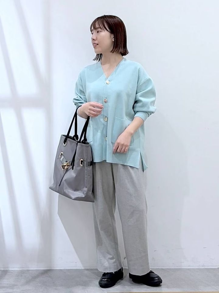 ミントグリーンのVカーデで爽やかに