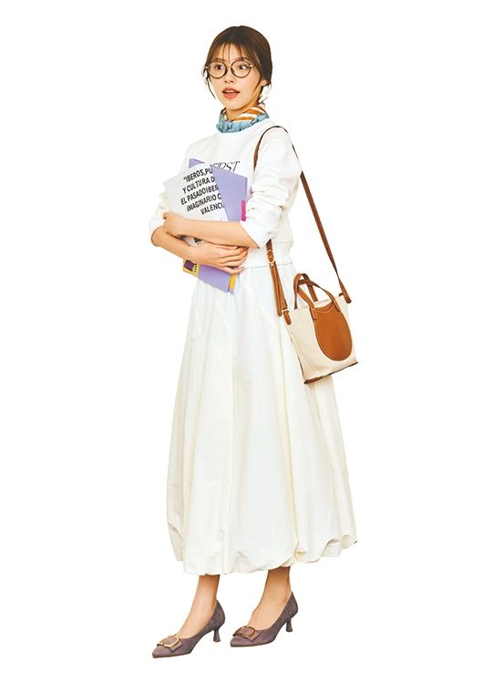 毎日コーデ フリル スウェット 鈴木ゆうか