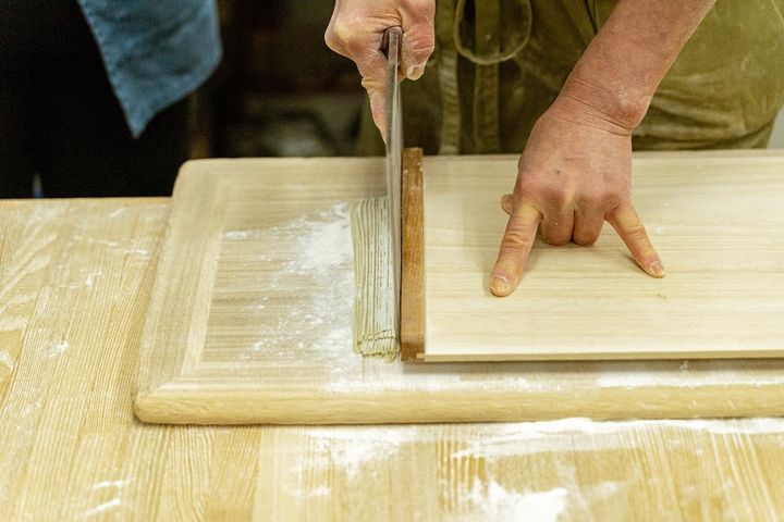 そばを切る様子