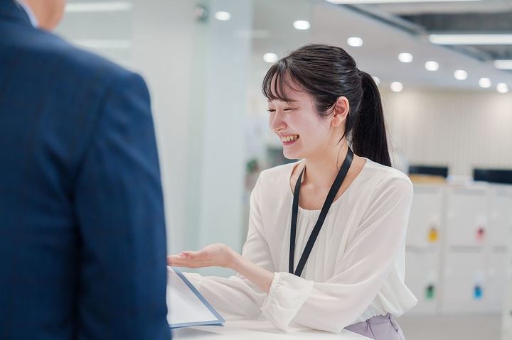 カウンターで接客する女性スタッフ