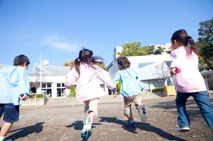 幼稚園の庭で遊ぶ園児