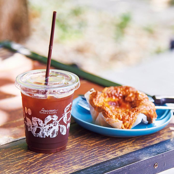 チェンマイ〈アサマ・コーヒー・アンド・ロースタリー〉アイス・アメリカーノ、カラメル・カスタード・タルト